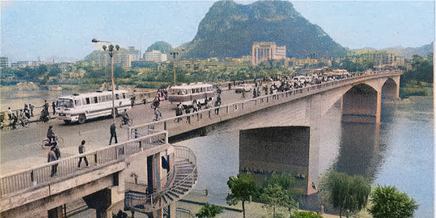 老照片80年代的广西柳州柳江大桥驾鹤市场立鱼峰东环路