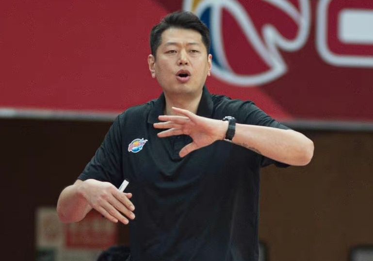 或许刚看cba不久的球迷不怎么熟悉莫科,但上了年龄的球迷,对莫科十分