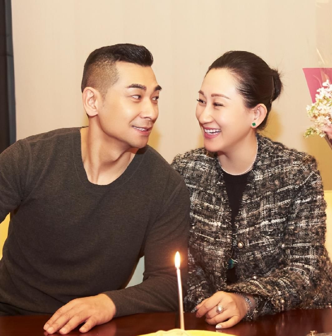 50岁赵文卓携妻儿逛街双眼无神法令纹深厚小8岁妻子颜值好高