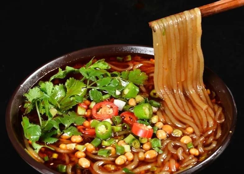 重庆酸辣粉吃起来劲道弹牙,那汤料更是麻辣酸爽,浓香开胃,再搭配以