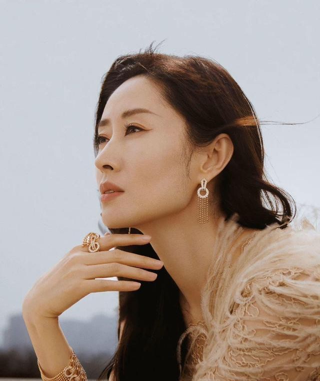 刘敏涛和女儿同框,穿黄色长裙淡雅温柔,母女气色都挺不错