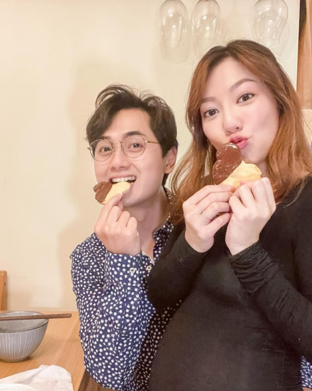 tvb小生郑俊弘与怀孕妻子何雁诗陪双方妈妈吃饭庆祝母亲节