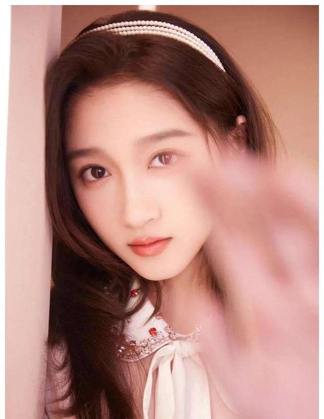 关晓彤的颜值巅峰,粉色淑女裙简直无敌,所有美照就属这次最清纯__财经