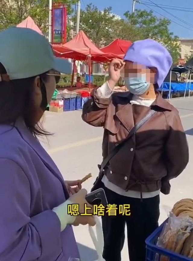 故事的主人翁就是一名普普通通的年轻女子,她在农村大集上卖馓子,女子