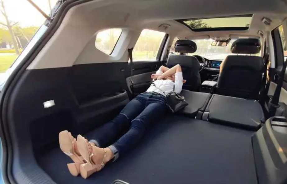 汽车后排座椅放倒在上面睡觉违章吗