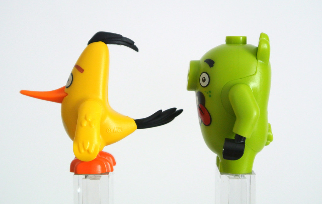 飞镖黄的手臂上还有羽毛细节,这点还是很不错的,它的嘴巴,头部与尾巴