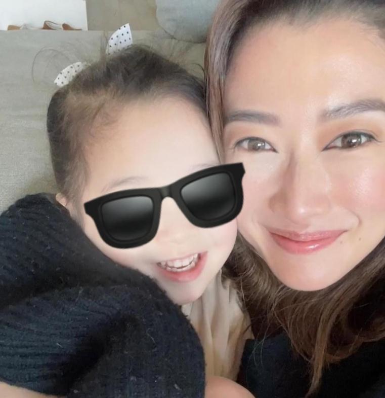 谢婷婷3岁女儿照片公开长得像舅舅谢霆锋是个可爱的混血宝宝