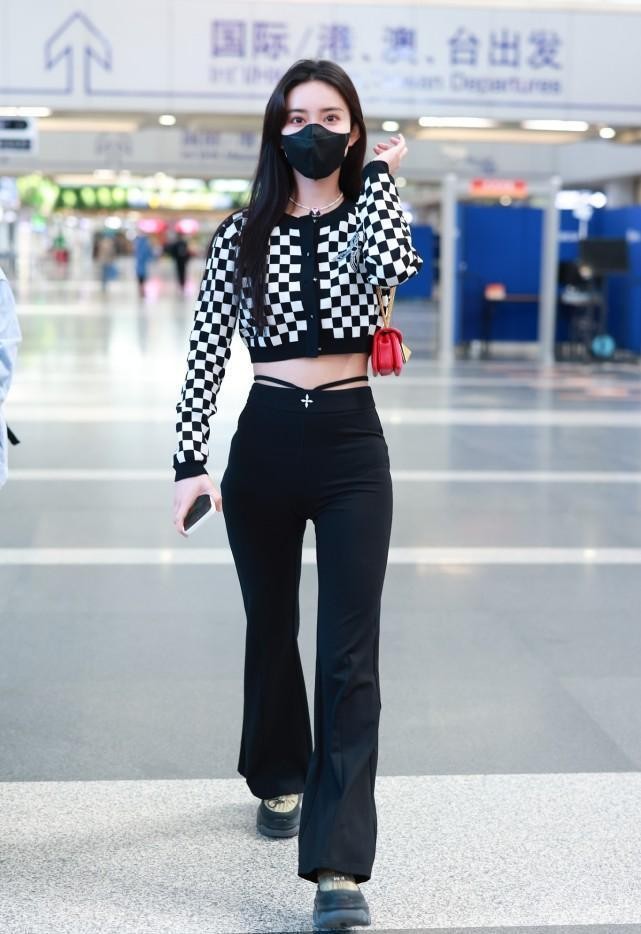 孟子义穿衣挺高调紧身t恤特意开俩口配白裤秀出好身材