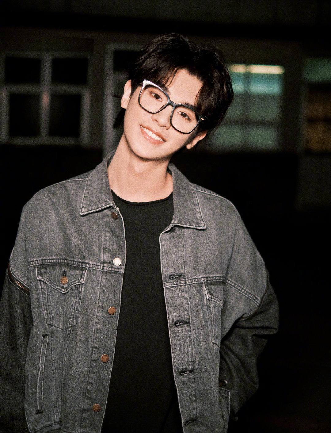 黄明昊发现了一个同款表情03黑框眼镜搭配灰牛仔衣
