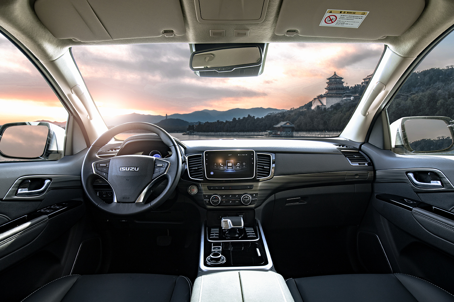 内饰部分,mu-x牧游侠汽油版采用了t型中控布局,并配备有8英寸触控屏