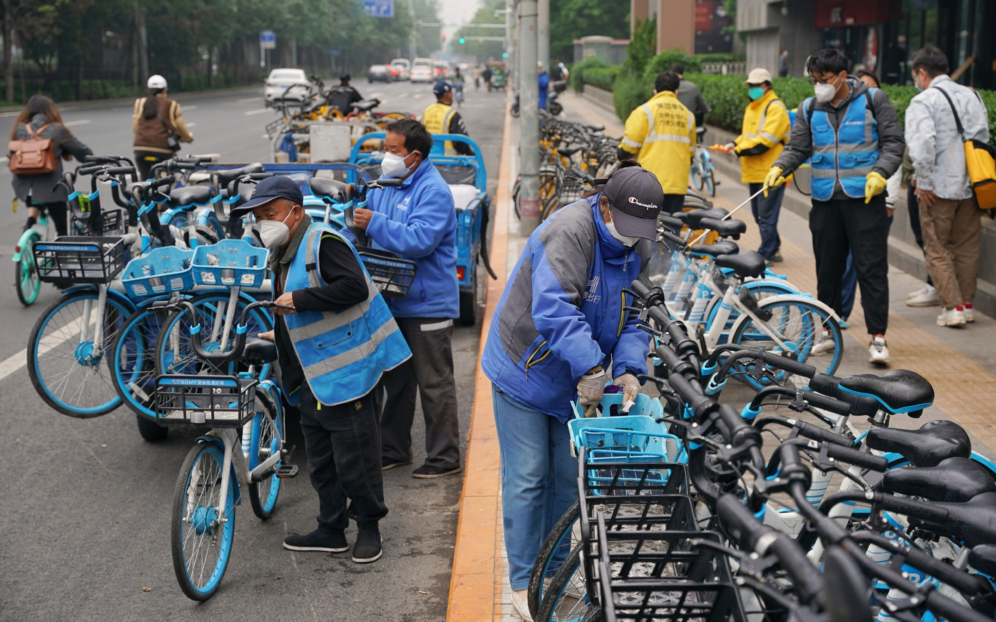 呼家楼地铁站外,共享单车运维人员正在运输调度车辆.
