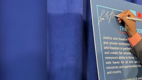 “堕胎权”之争愈演愈烈，芝加哥市长：欢迎来自由生育之岛