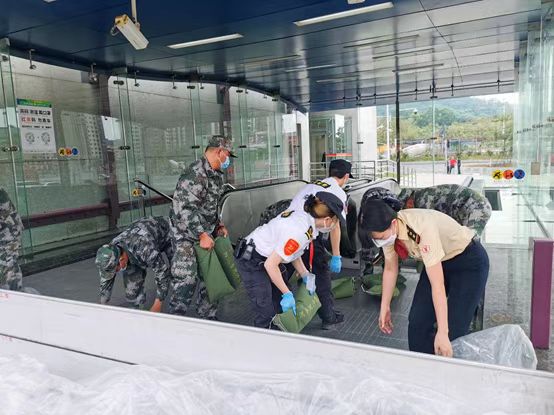 广州地铁：多举措应对暴雨  31个站可扫码领取雨衣休闲区蓝鸢梦想 - Www.slyday.coM