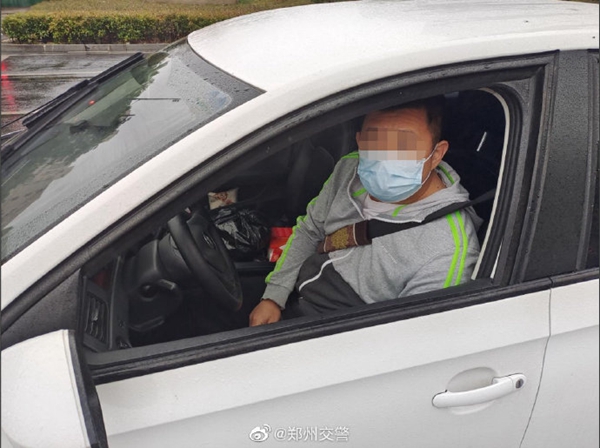 “疫”战到底｜有居民坚持不住出门“溜达” ，郑州交警：确需出行带好通行证件以备查验 否则依然劝返休闲区蓝鸢梦想 - Www.slyday.coM