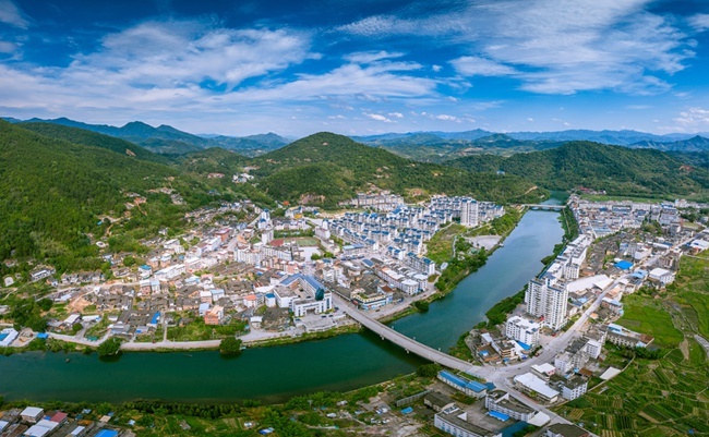 龙岩新罗区委书记张锋铆足干劲在六方面力求突破作示范