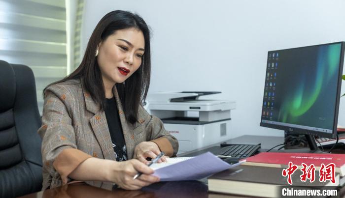 民进乐山市委会副主委曹红英用歌声传递温暖弘扬民族声乐