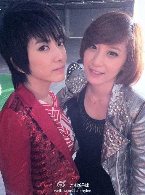 但后来各自发展不同,一个越来越红,一个渐渐沉寂,2018年超女重聚,刘忻