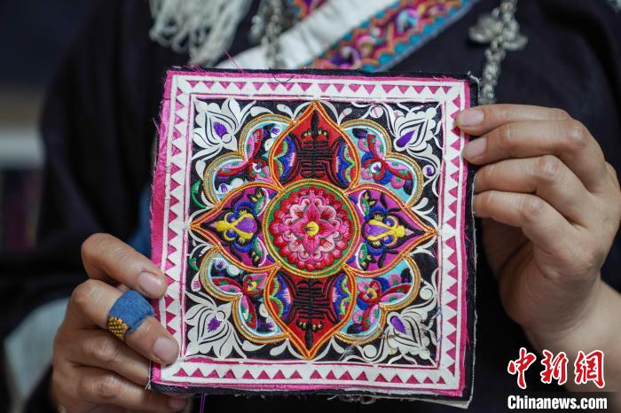 广西80后背带绣娘针线间织出壮族图腾