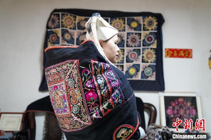 广西80后背带绣娘针线间织出壮族图腾