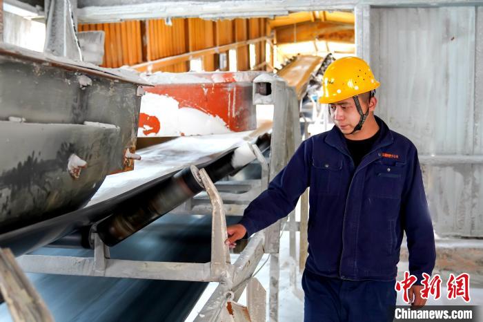 图为徐铭泽查看生产设备。　盐湖集团供图