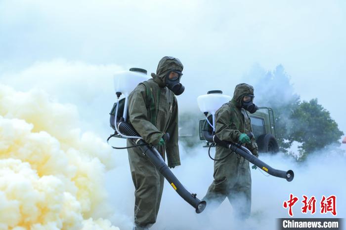 图为演练中防化分队官兵在对"染毒区域"进行洗消. 蔡霖伟 摄