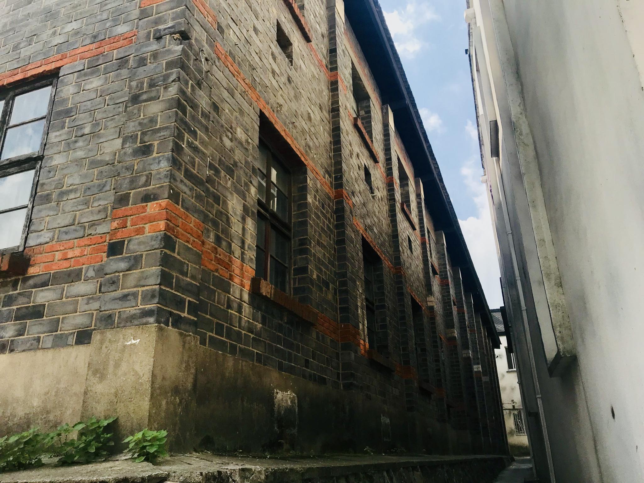 外墙青砖错缝平砌,用二披或三披红砖间隔的茧站.