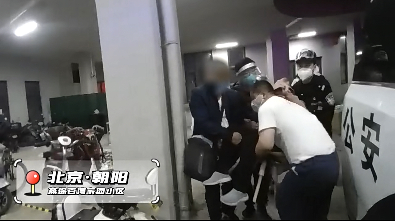 北京朝阳封控区老人突发心脏病：7分钟“生死时速”