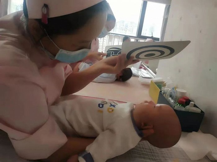 正在给宝宝做主张考试的堂姐