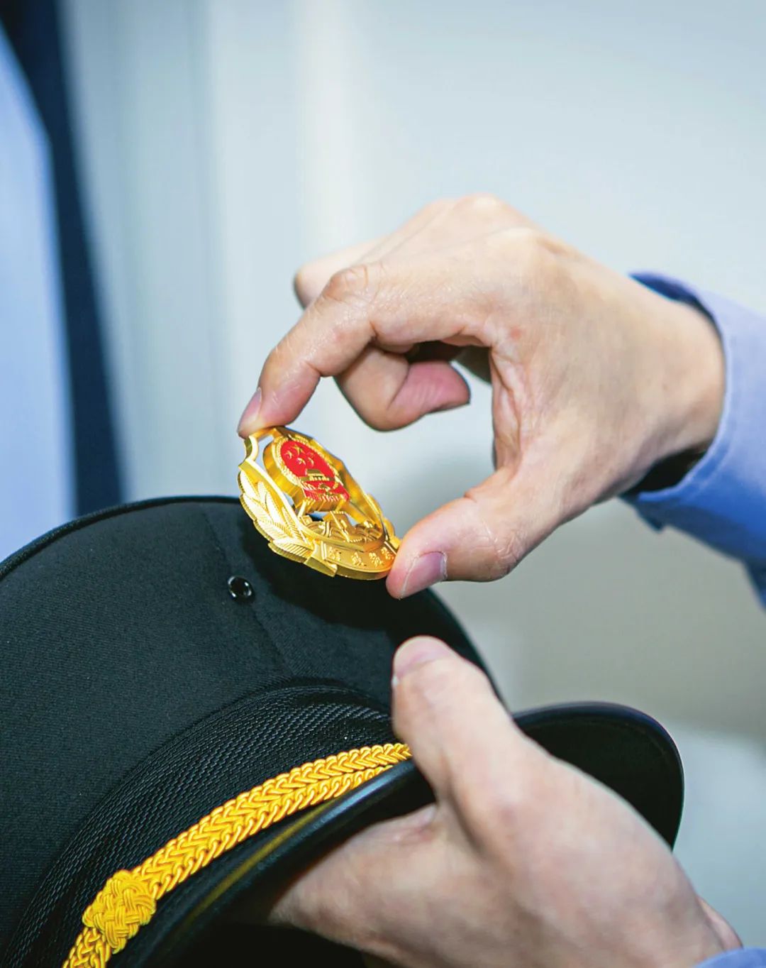 2022年4月29日,浙江省宁波市市场监管局保税区分局一名干部佩戴帽徽