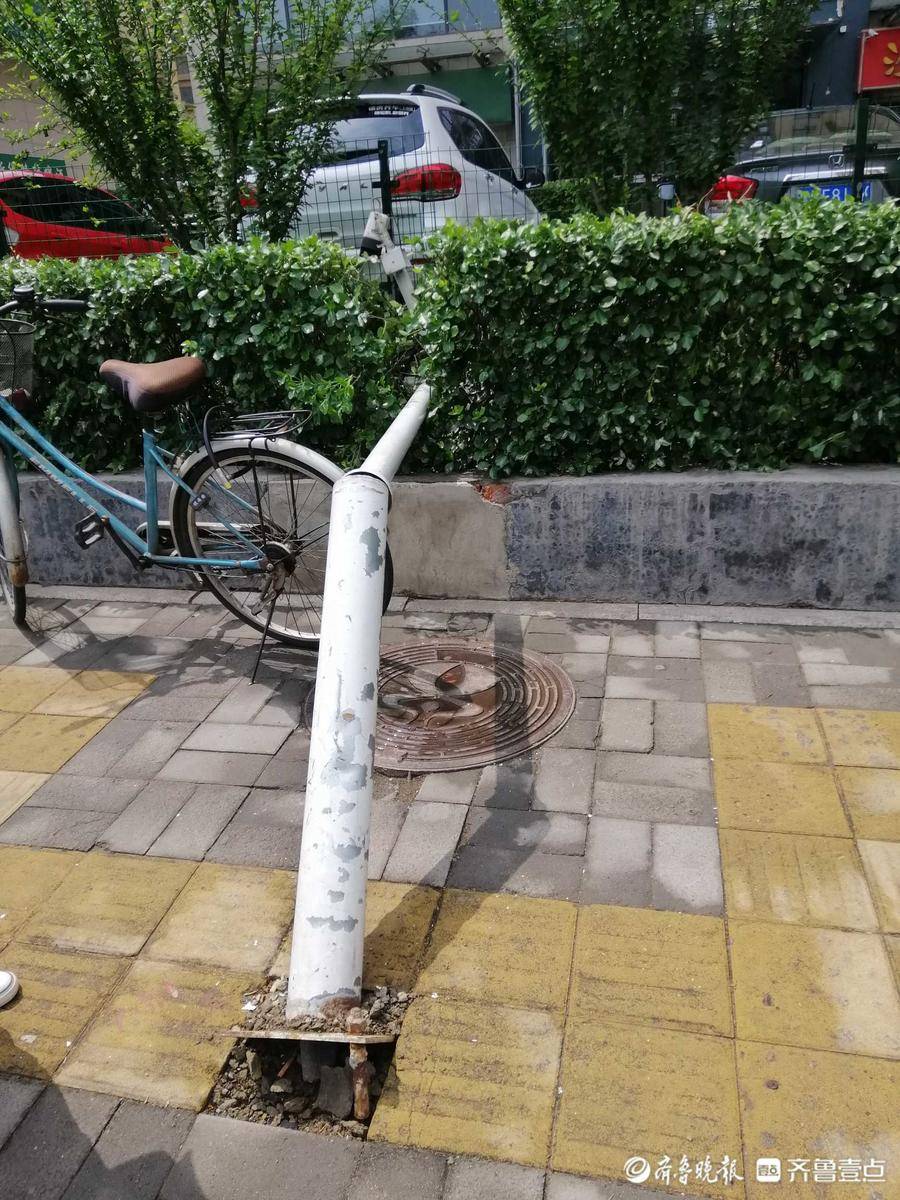 情报站随手拍济南泺安路一路灯杆歪倒电线裸露市民盼修复
