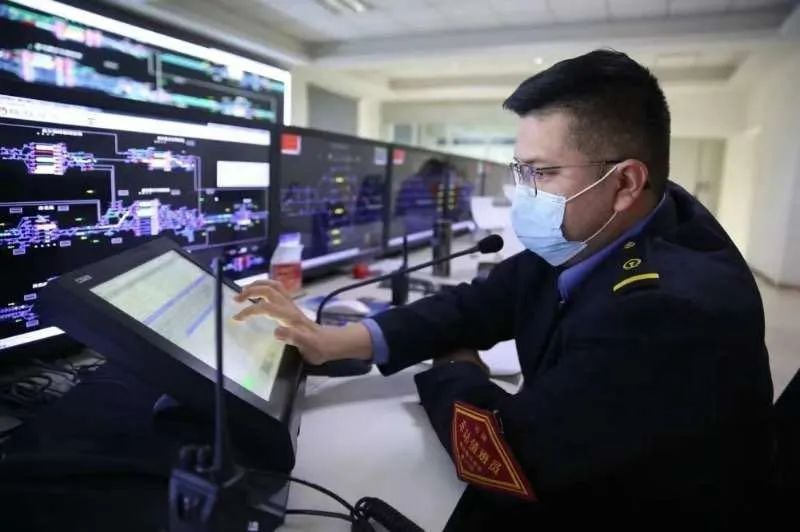 库尔勒站车站值班员联系列车调度员,核对列车运行计划,确定列车舰发