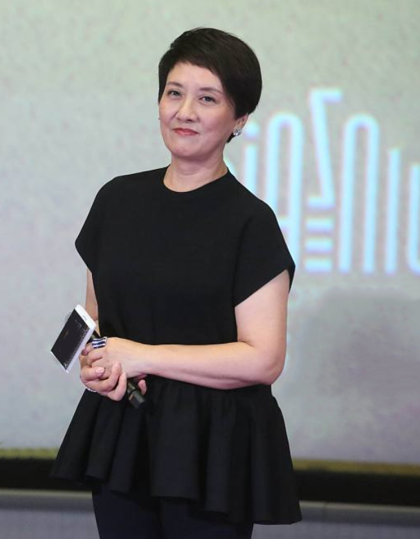 张国立老婆久违出镜颈纹明显手臂粗壮但气质出众果然自然老去最美