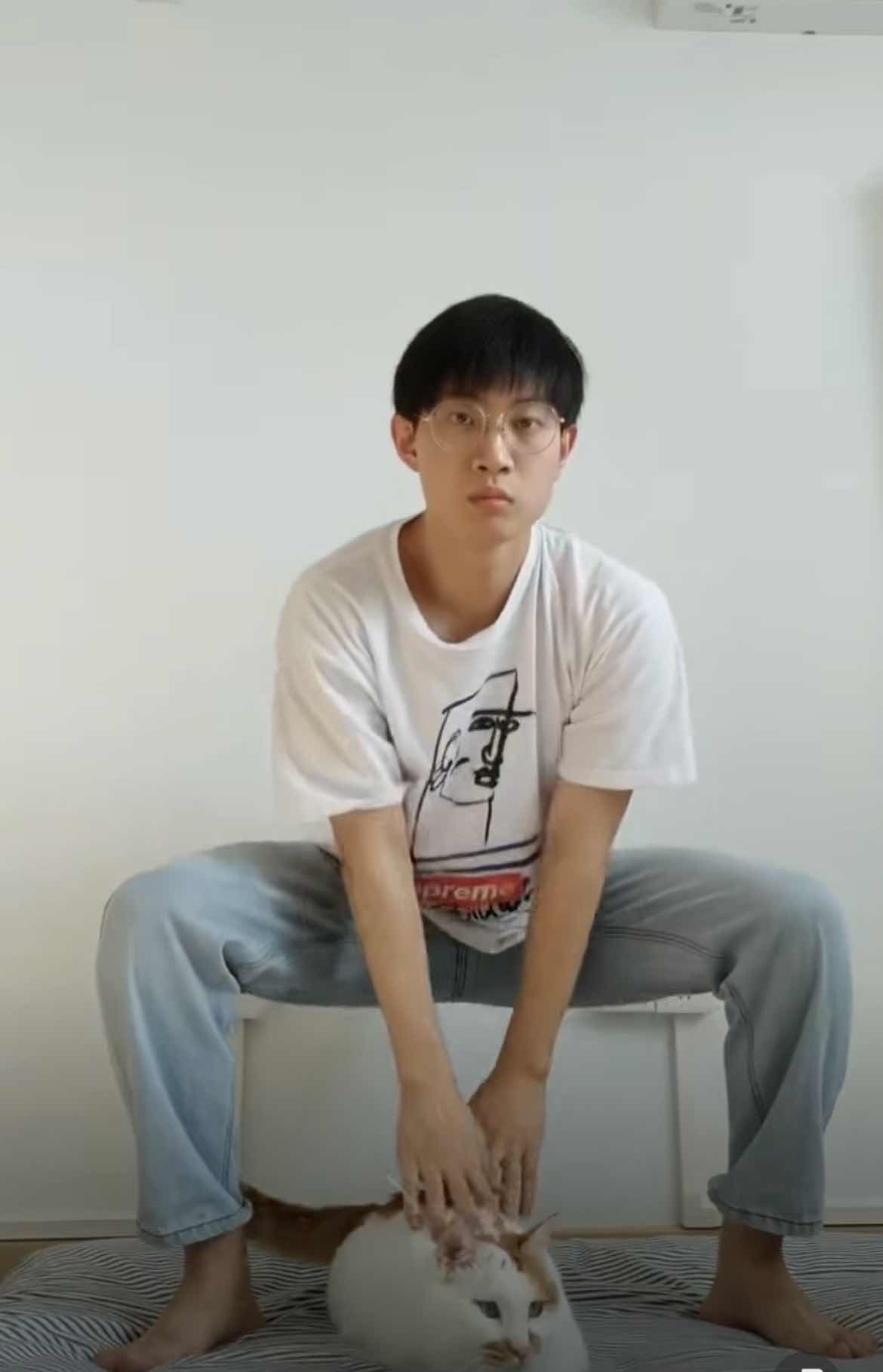 我的记“疫”丨门缝里的救助：90后小伙与被困的橘白猫休闲区蓝鸢梦想 - Www.slyday.coM