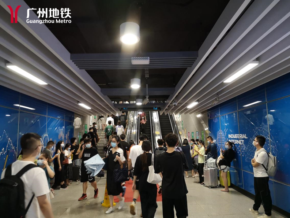 广州地铁31个站试点一分钱领雨衣