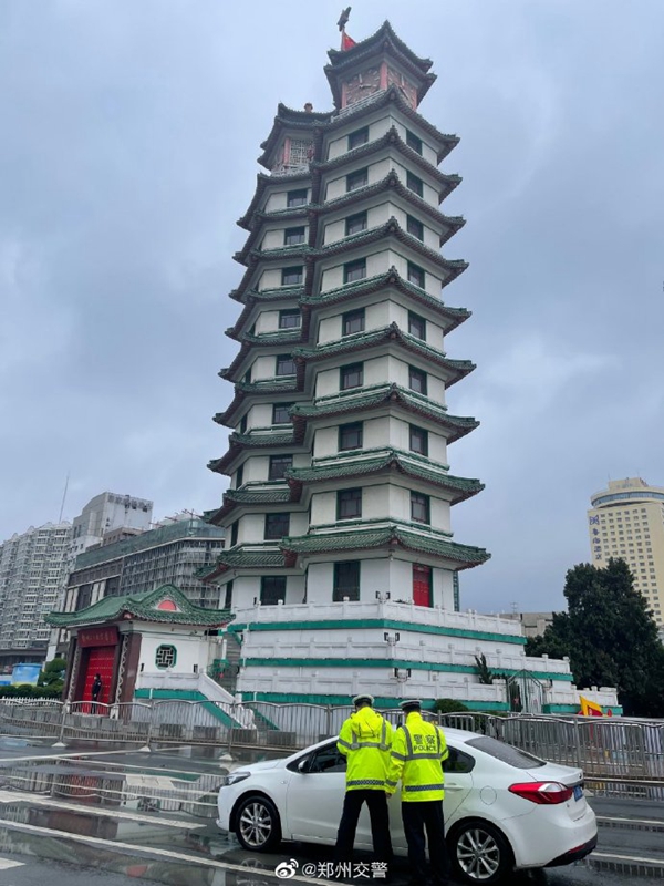 “疫”战到底｜有居民坚持不住出门“溜达” ，郑州交警：确需出行带好通行证件以备查验 否则依然劝返休闲区蓝鸢梦想 - Www.slyday.coM