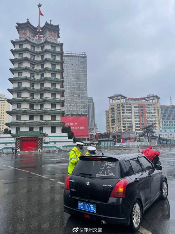“疫”战到底｜有居民坚持不住出门“溜达” ，郑州交警：确需出行带好通行证件以备查验 否则依然劝返休闲区蓝鸢梦想 - Www.slyday.coM