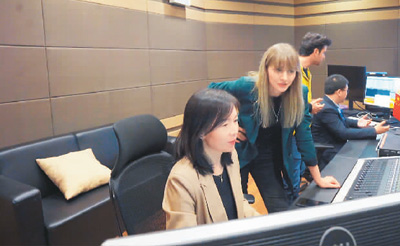 日前，中冶东方工程技术有限公司翻译中心主任赵忠会（左一）和同事在审核一档即将在海外播放的影视节目的配音版本。  中冶东方工程技术有限公司供图