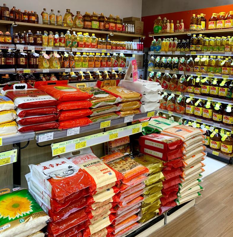 超市货架满满广百重点民生商品供应量为平日3倍