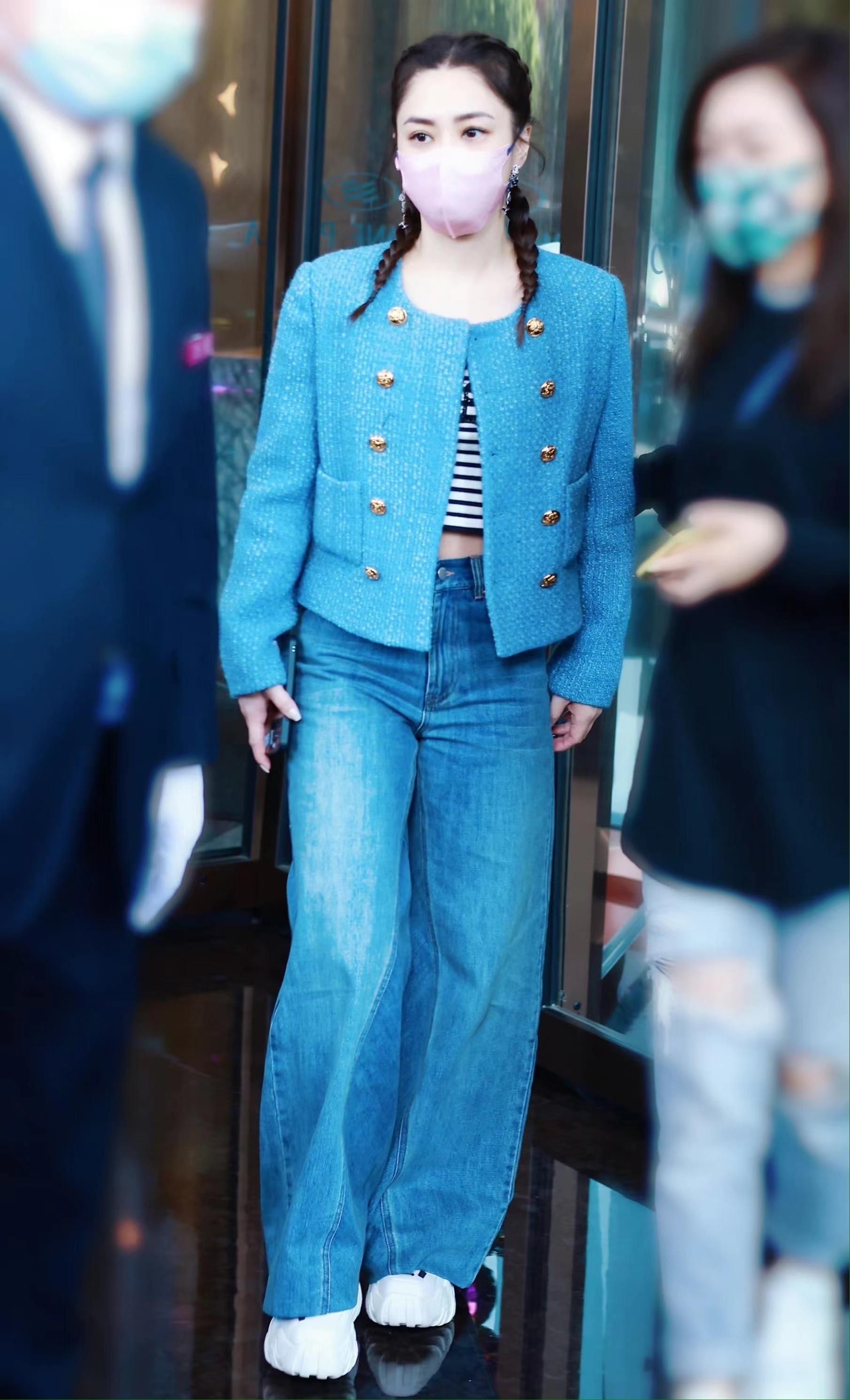 穿短上衣秀出小蛮腰,纤腰长腿像是变了个人|阿娇|穿搭_新浪新闻