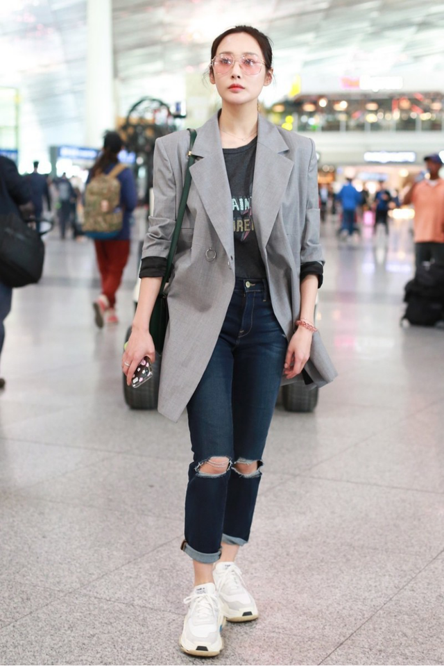 李嘉欣真当自己是不老女神阿姨辈了还穿破洞裤扮潮小粗腿尴尬了