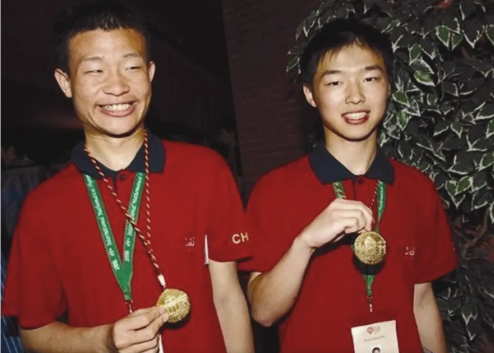 韦东奕帮6名博士秒解难题，拒收巨额酬金引争议，他到底有多牛？休闲区蓝鸢梦想 - Www.slyday.coM