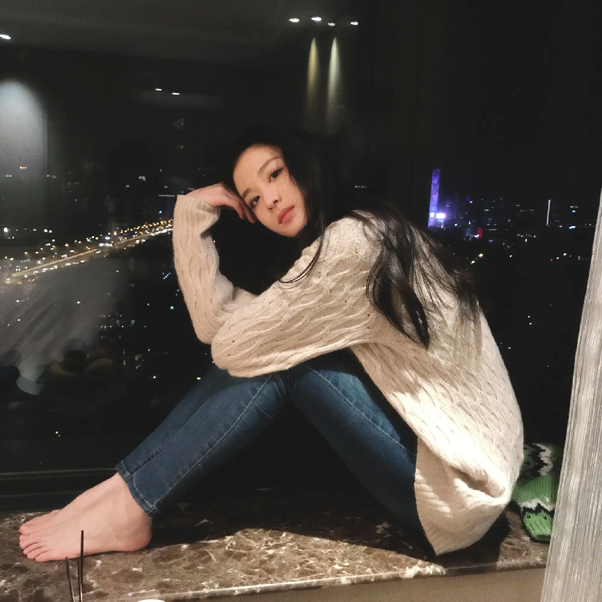 王楚然杨洋路透来袭穿得低调的休闲装却能更好地显出身段