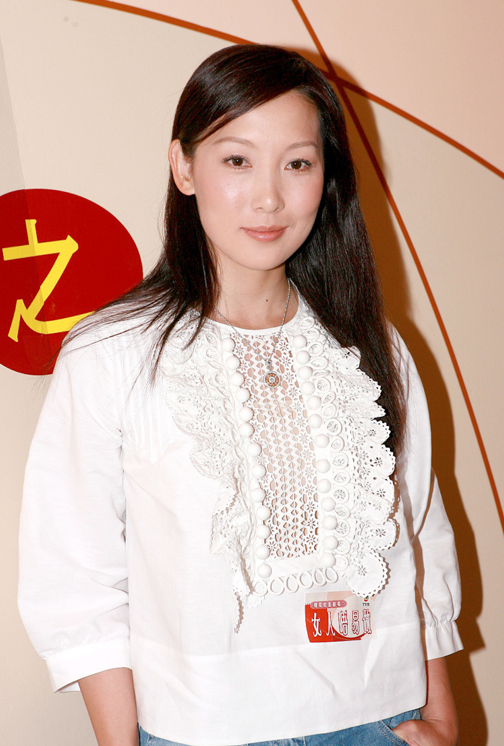 50岁吴美珩携女逛街罕露脸打扮休闲难掩气质15岁女儿身材高挑