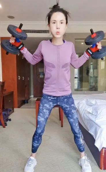 55岁李若彤素颜健身四肢瘦到如竹竿网友骨瘦如柴