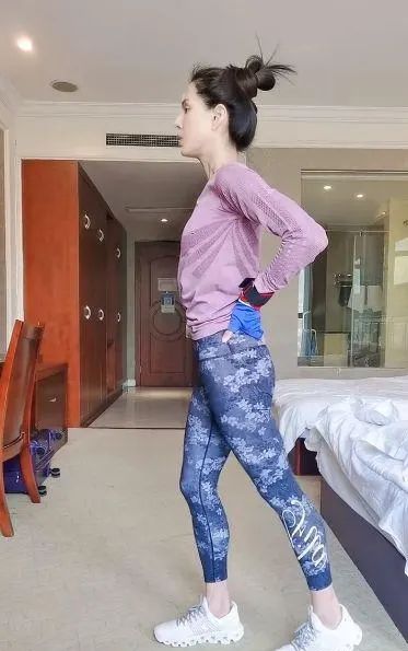 55岁李若彤素颜健身四肢瘦到如竹竿网友骨瘦如柴