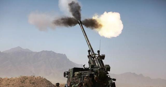 乌军2s22型大口径榴弹炮,炮轰俄罗斯基地!__财经头条