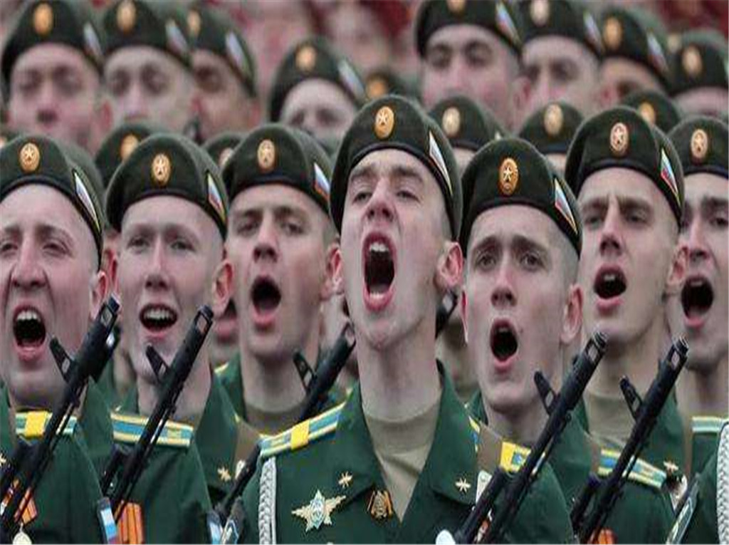 红场阅兵场景再现,士兵高喊"乌拉"奔赴前线,军工厂昼夜造导弹