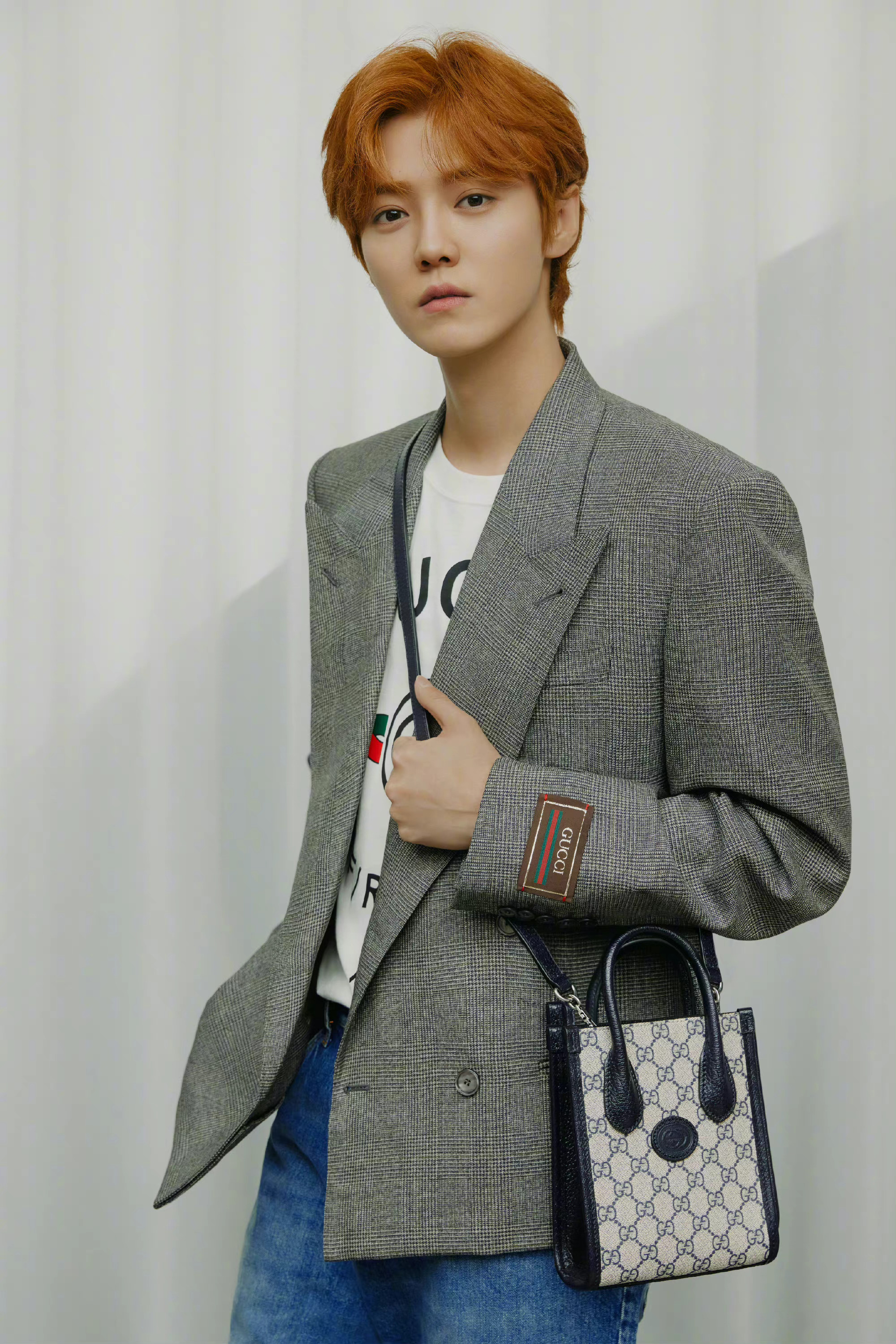 xgucci代言人的最新物料穿着灰色西装和牛仔裤