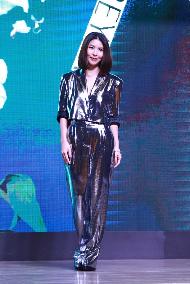 快50岁的许茹芸瘦成"麻杆",身材消瘦气质不错,穿西装太有气场