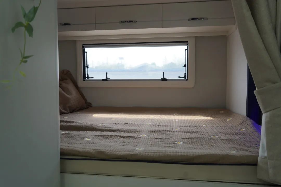 本车有三处休息区域,分别是车身前方的额头床,中部的沙发床,以及尾部